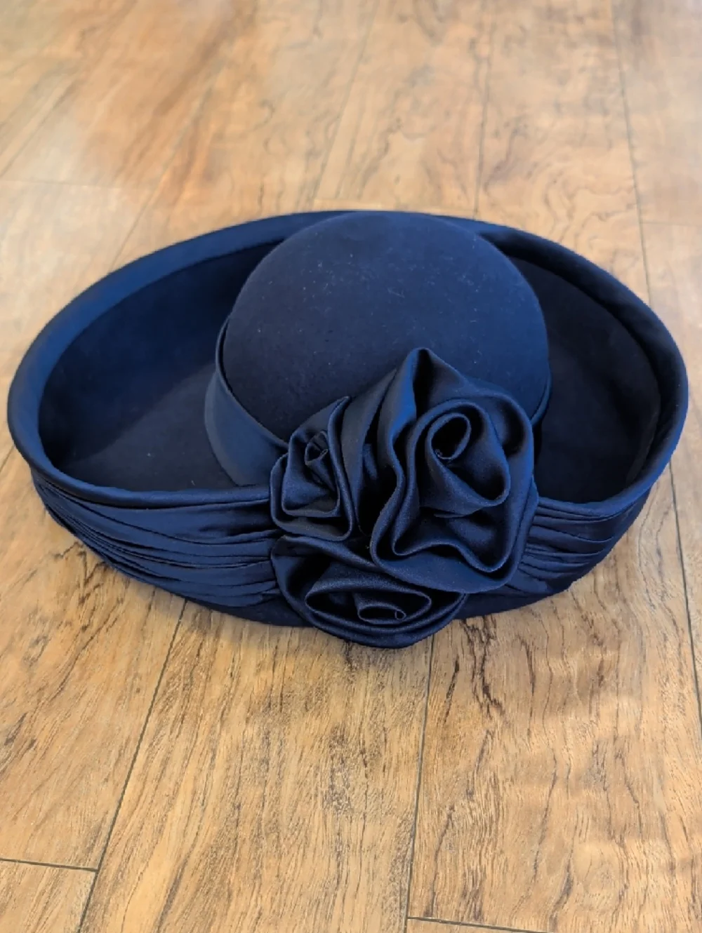Vintage Whittall & Shon Navy Wool Hat – Wide Brim Satin Trim Rosette | 50s–60s - Picture 5 of 8